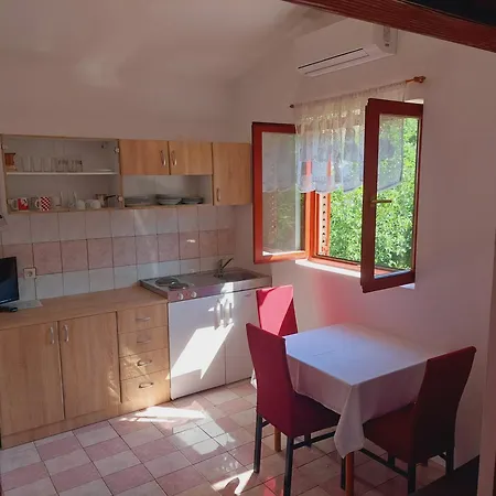 Apartments Tisno *