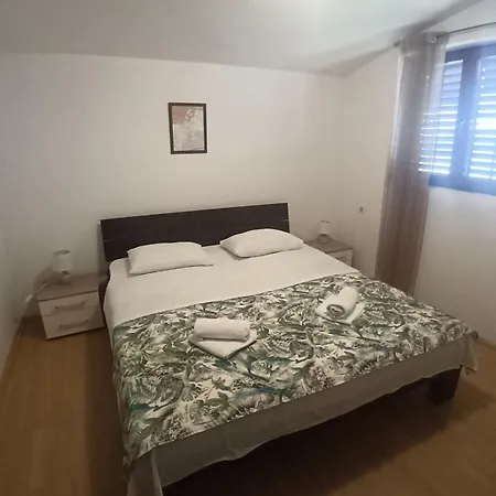 Apartments Tisno *